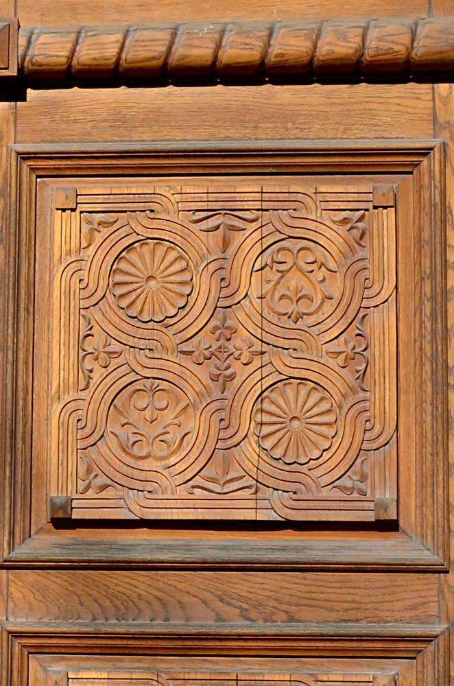 Деревянная резьба, украшающая дверь
