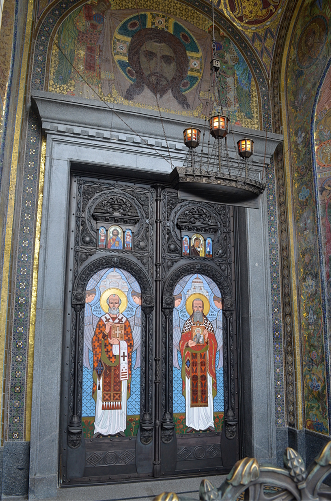 Двери главного входа в собор