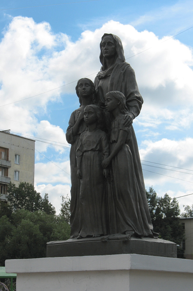 Памятник мцц. Вере, Надежде, Любови и Софии