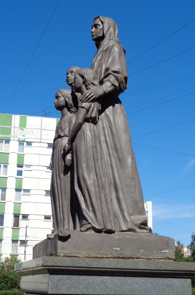 Памятник мцц. Вере, Надежде, Любови и Софии