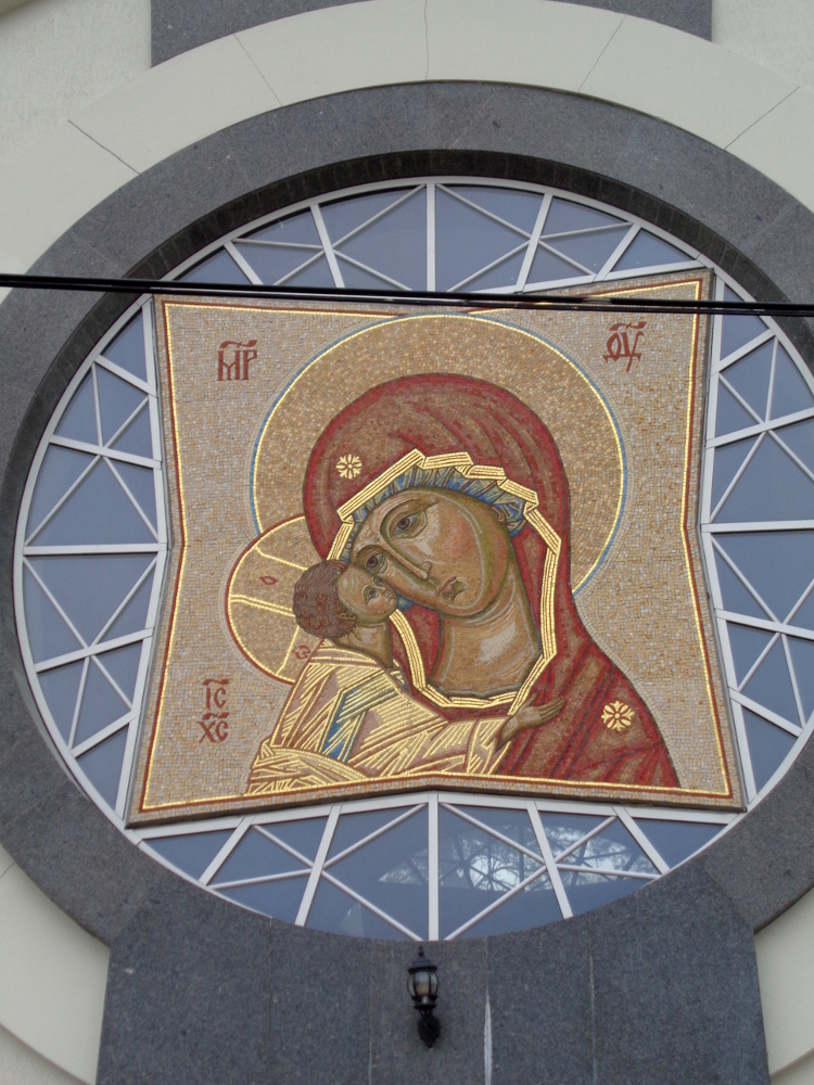 Мозаичная икона Богородицы над южным входом в храм